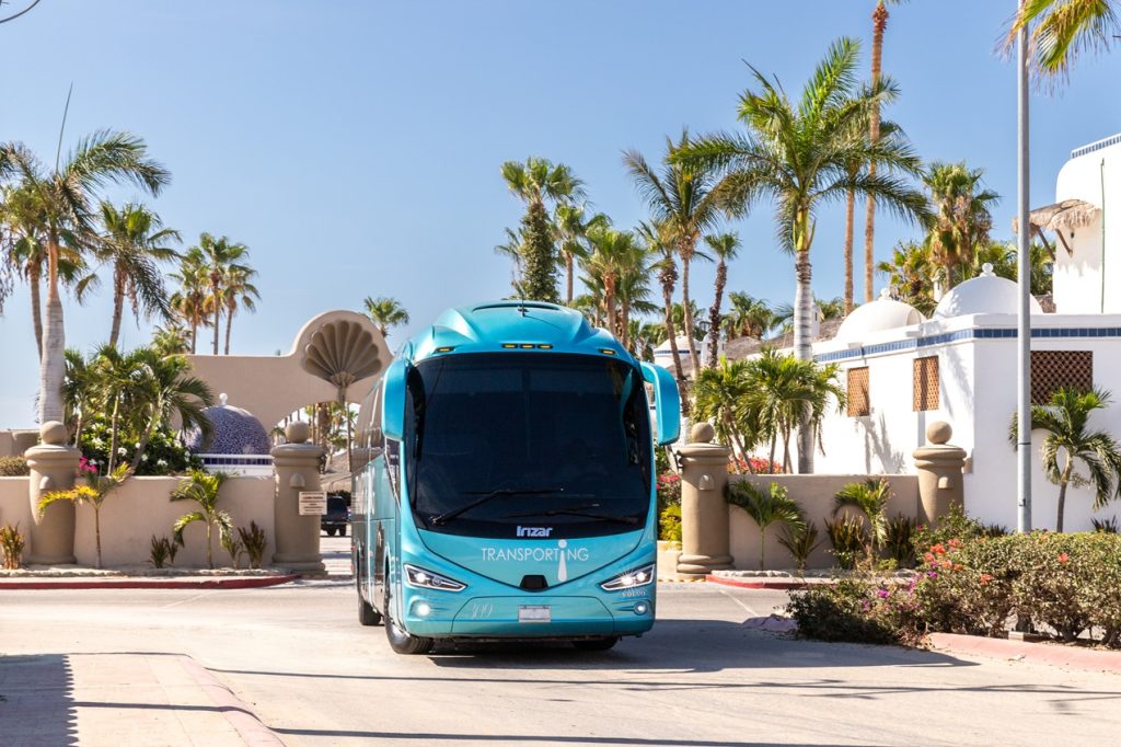 Vans e ônibus