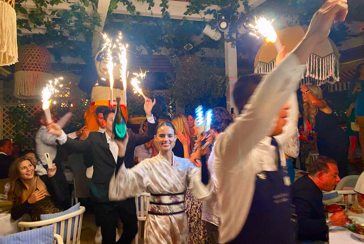 Mesa e camarote na balada