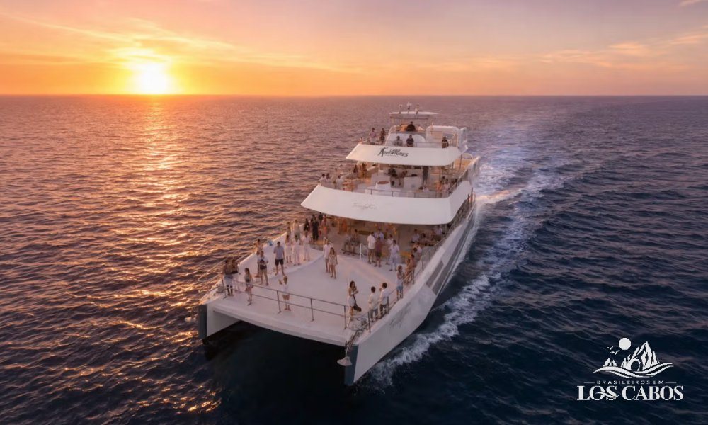Pôr do sol com festa no catamarã